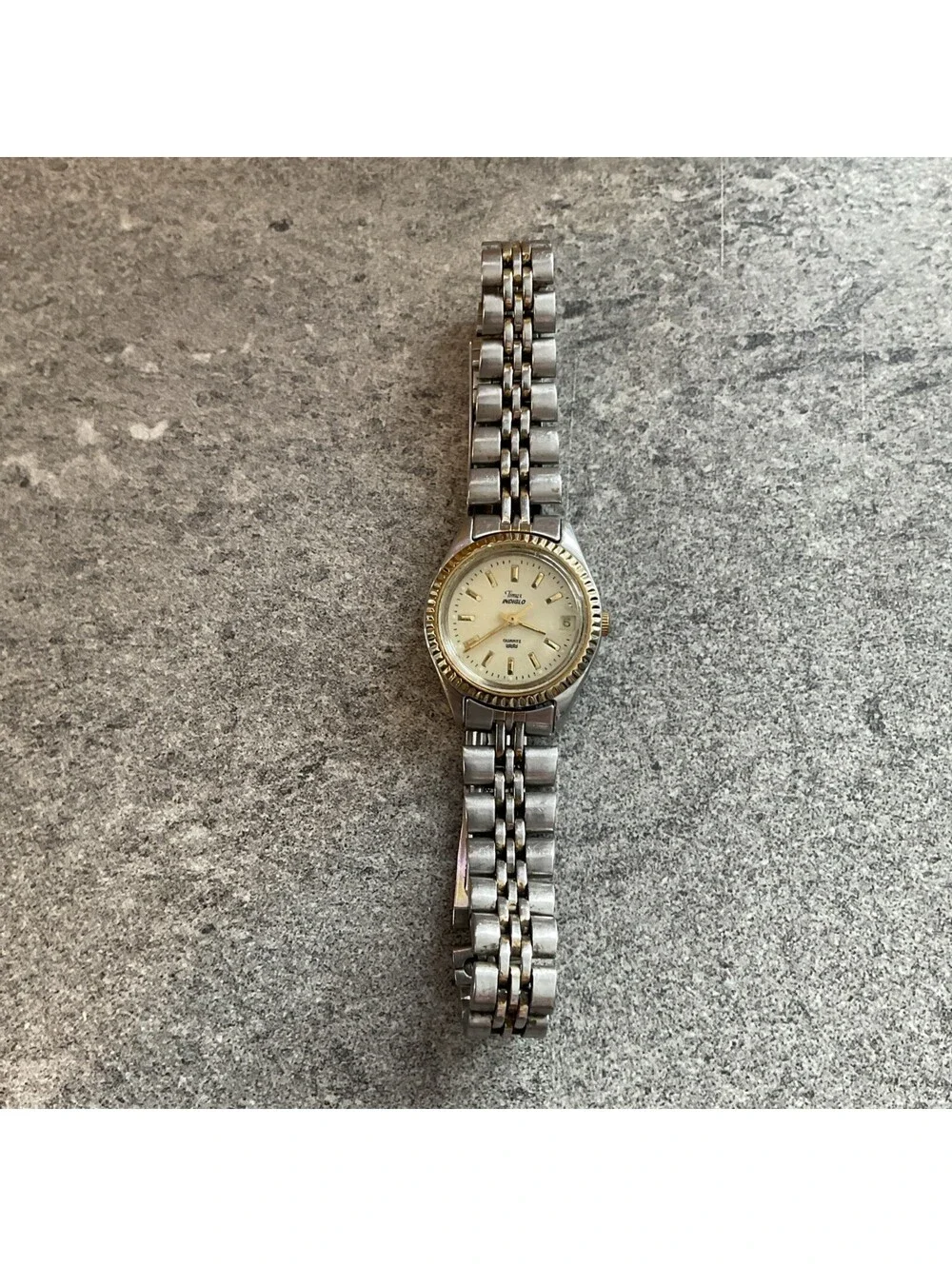 Vintage Timex Womens Watch 25mm Two Tone Case & Band W/Fluted Bezel BZ